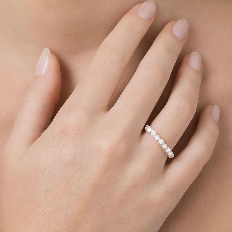 Anillo fino con corazones en plata de ley 925 maciza y circonita cúbica.